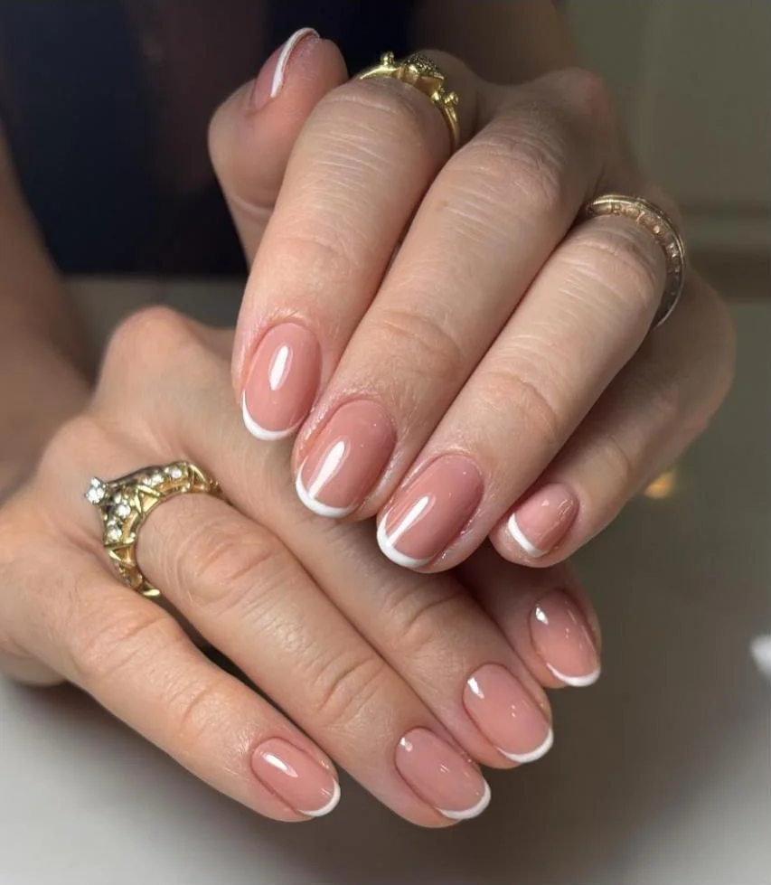 Unhas curtas nude com francesinha branca fina