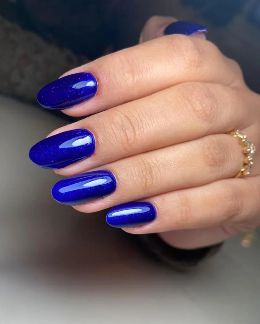 Alongamento amendoado em azul royal cintilante