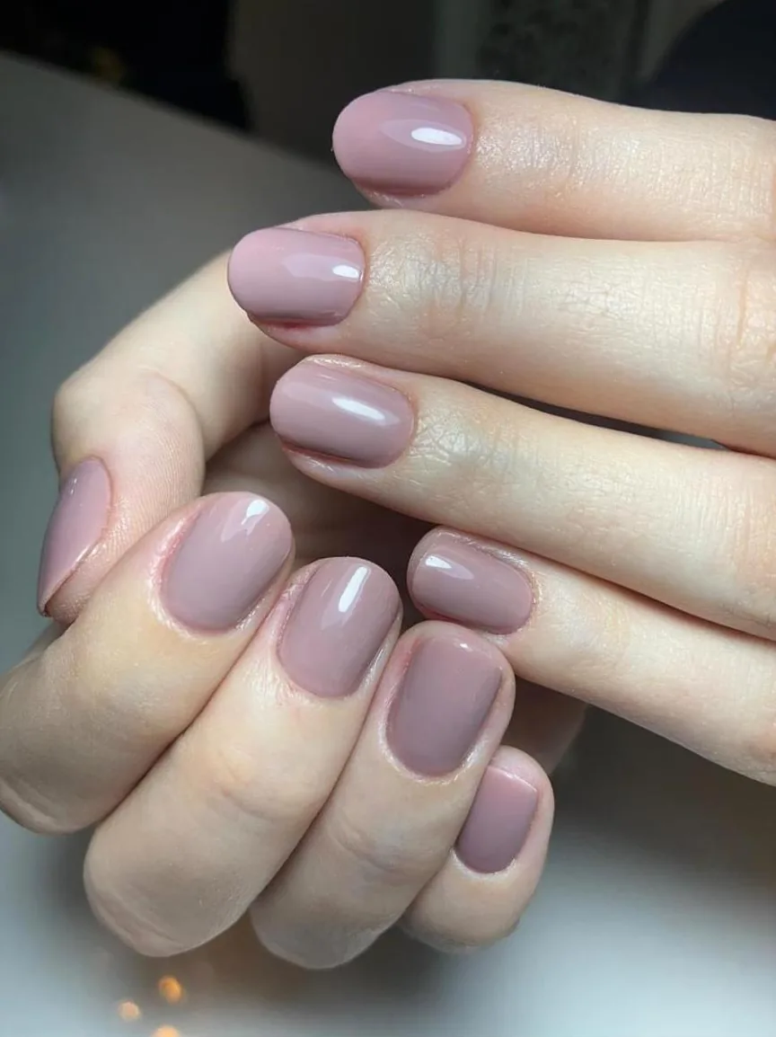 Unhas curtas esmaltadas em tom malva