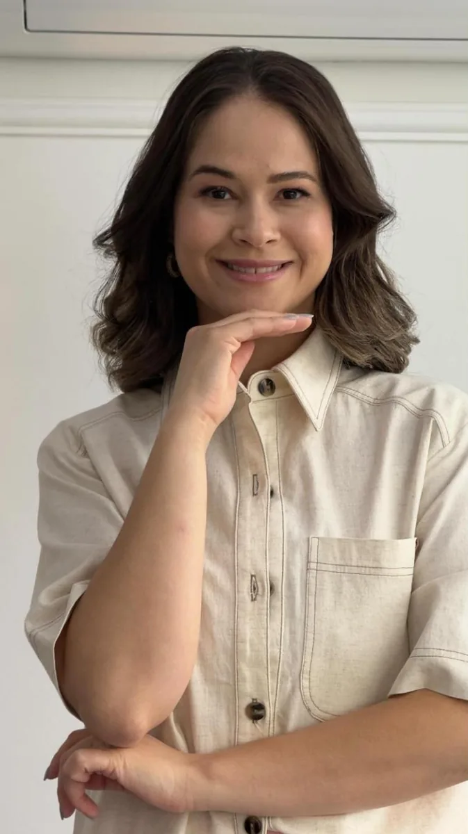 Pâmela Marques, nail designer, de camisa bege